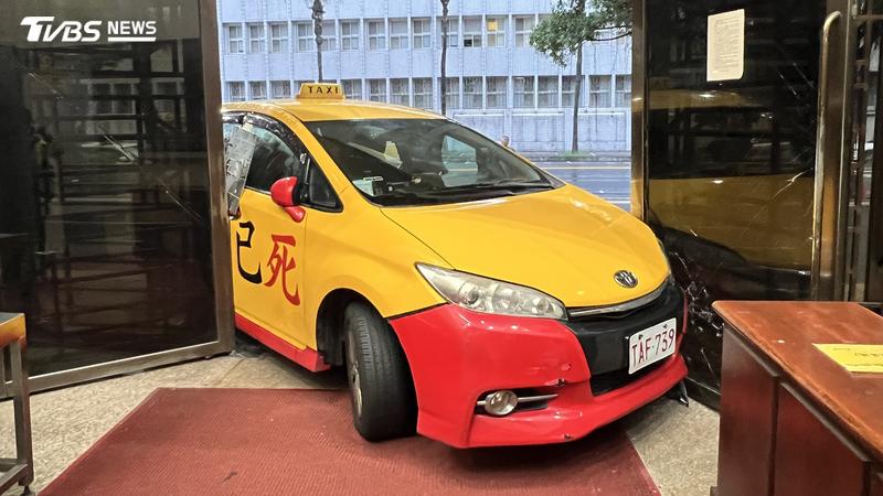 開「司法已死」計程車撞北檢大門 司機邵立達起訴求重刑