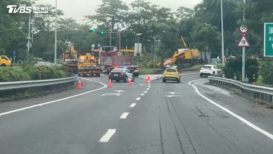 車禍地點正好在國道一號大林交流道出口,半聯結車失控衝撞「三角槽化島」。(圖/TVBS)