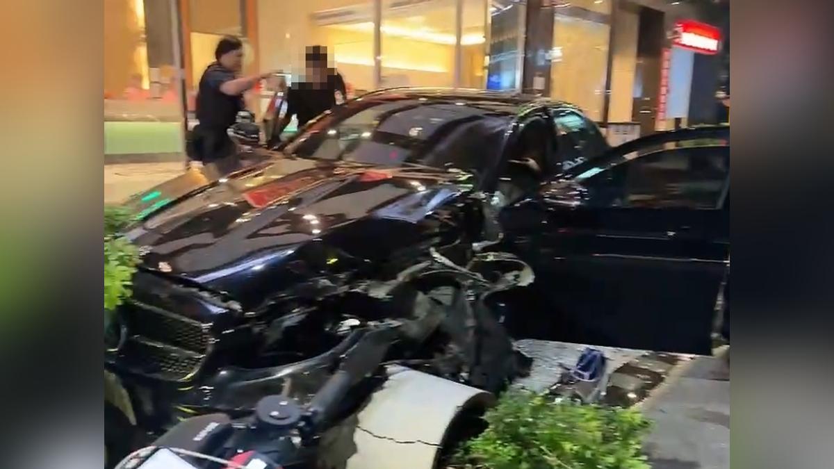 台中深夜驚魂!賓士衝撞KTV門口 5盆栽全毀駕駛「疑酒駕」被捕