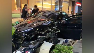 台中深夜驚魂!賓士衝撞KTV門口 5盆栽全毀駕駛「疑酒駕」被捕