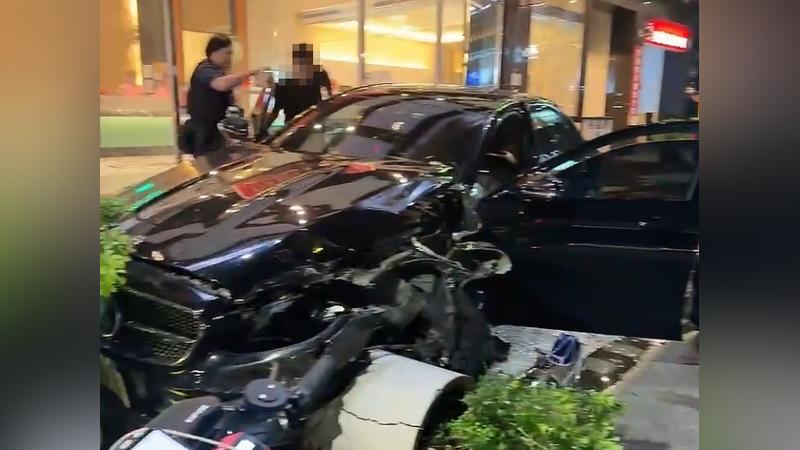 KTV門口慘遭賓士狂撞。(圖/民眾提供)