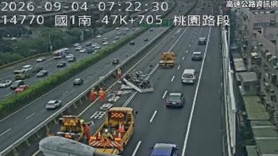 快訊/國1五楊高架小貨車自撞翻覆「車殼碎滿地」 回堵5公里
