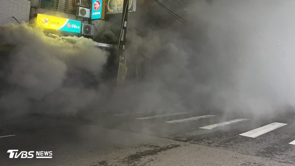 疑傳爆炸聲響 高雄岡山老牌便當店凌晨火警「濃煙瀰漫馬路」