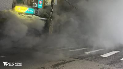 疑傳爆炸聲響 高雄岡山老牌便當店凌晨火警「濃煙瀰漫馬路」