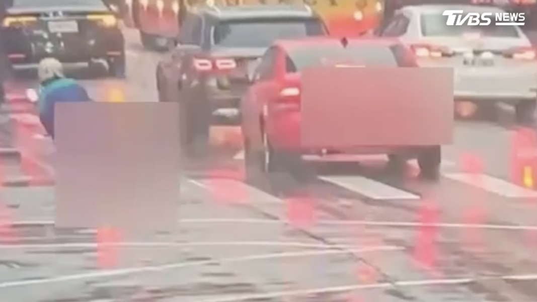 紅車駕駛突然變換車道害騎士摔車。(圖/TVBS)