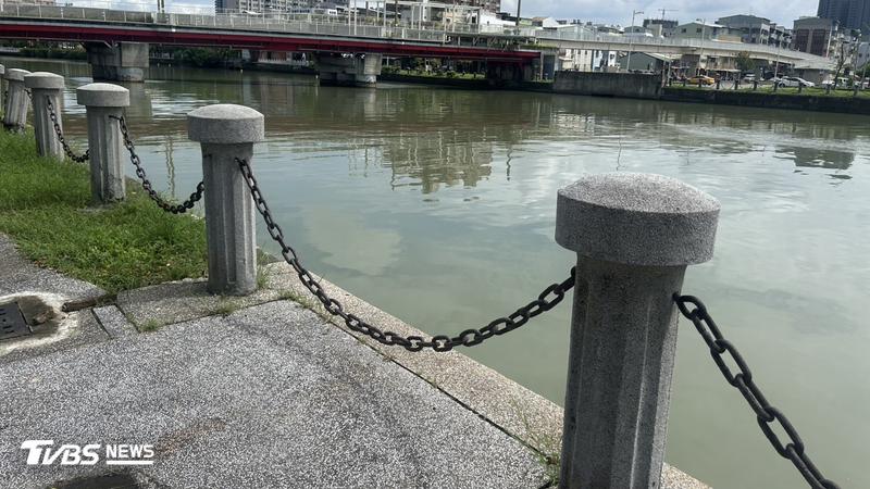 民眾驚見愛河上有人形物體載浮載沉。(圖/TVBS)