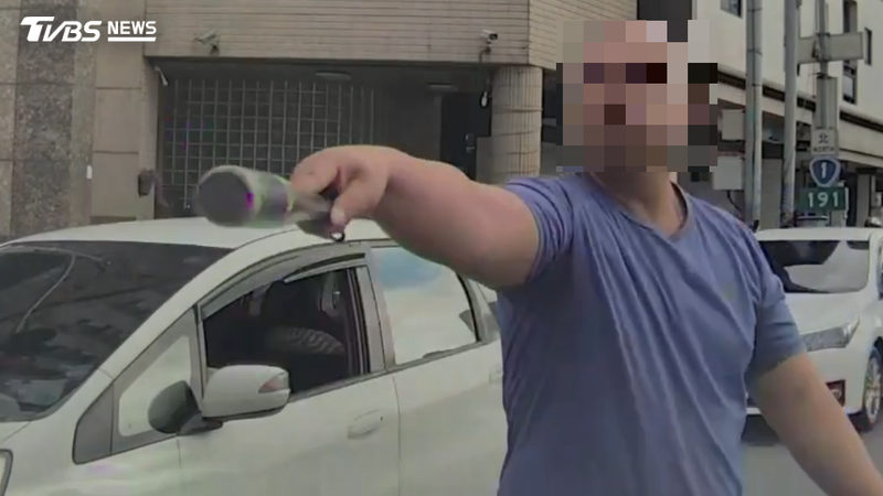 被按喇叭男子揮舞球棒。(圖/TVBS)