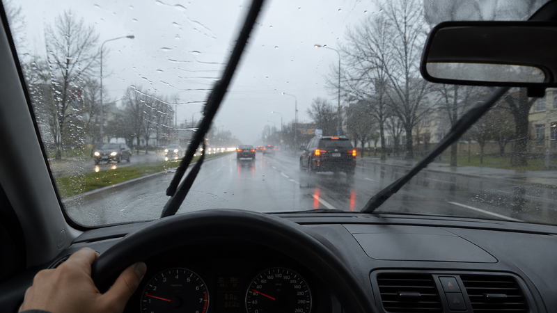 雨天開車時,就算頭燈已設定為AUTO模式,若天色足夠明亮,可能不會自動開啟。(示意圖/AI 生成)