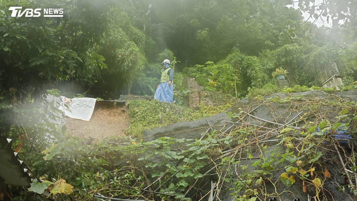 快訊/大雨釀災!北市士林邊坡崩塌 下方民宅險遭殃