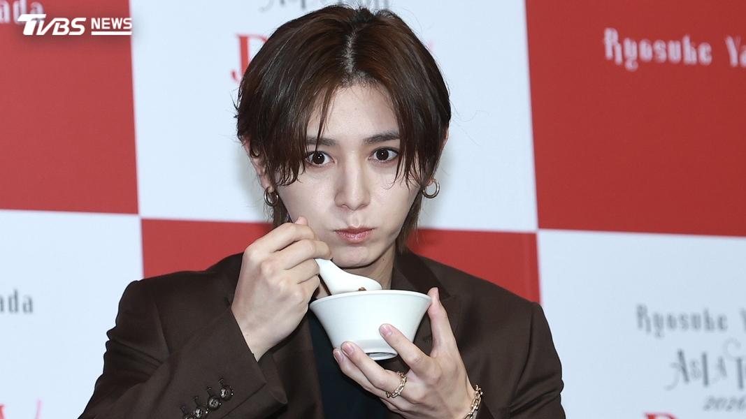 一吃鹹豆漿就瞪大眼睛,也讓人好奇眼妝的色號。(圖/黃城碩攝)