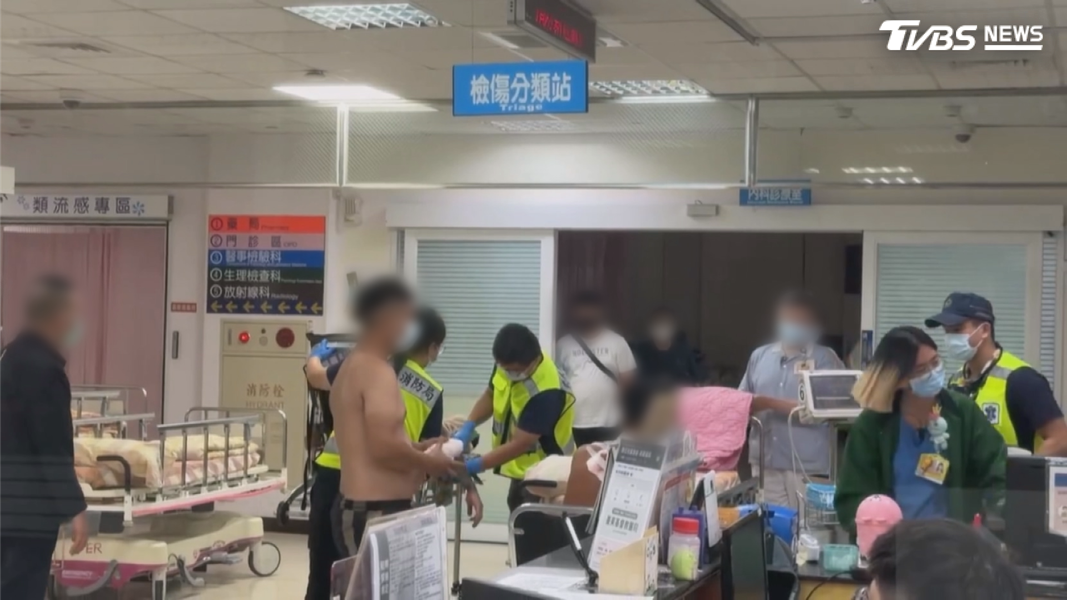 警方跟救護車陸續到場,這時才發現,有人頭部受傷,有人背部中刀,還有手被劃傷,送到醫院仍一臉驚恐(圖/TVBS)