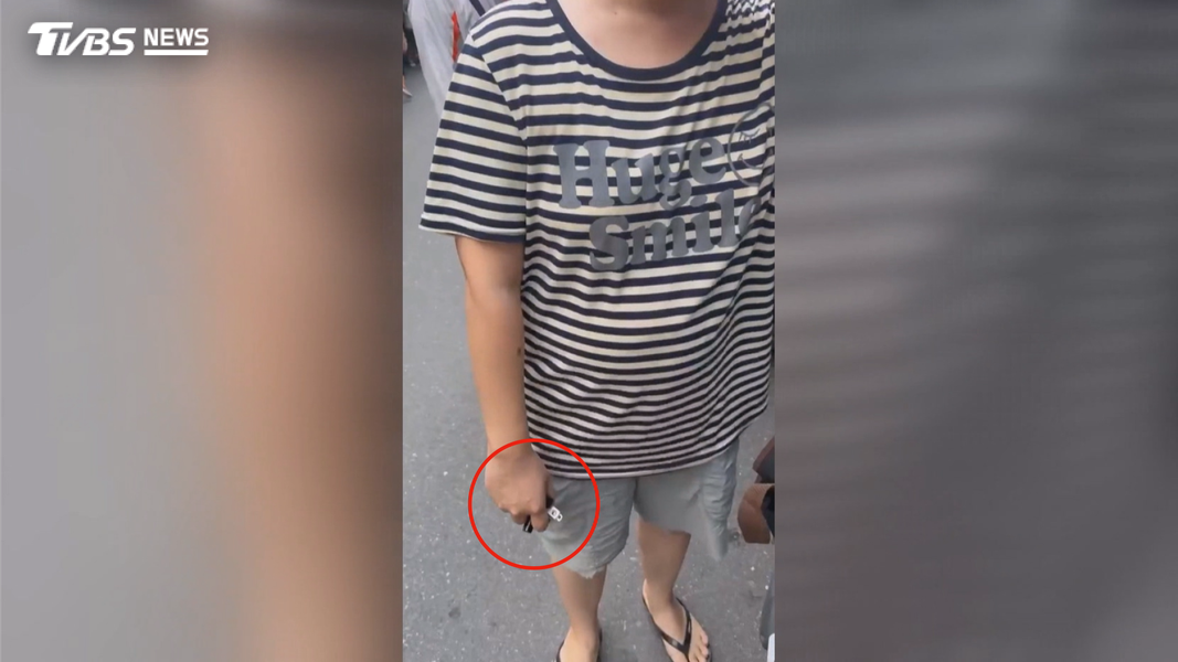 趁著店家忙著招呼客人時,悄悄拿走指甲刀放進口袋,店家發現後立刻衝出去攔人(圖/民眾提供)