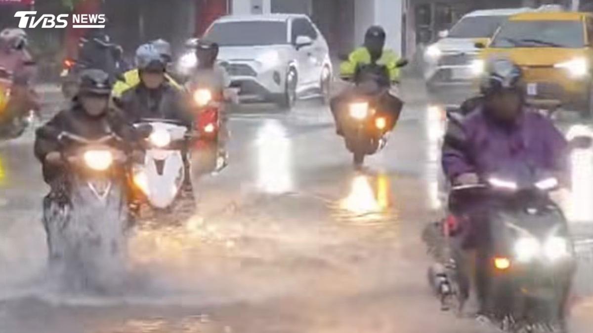 早尖峰遇大雷雨!基隆多處積水 通勤族冒險涉水上路