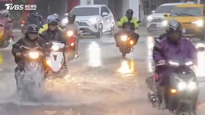 尖峰時間大雷雨!基隆多處積水 通勤族冒險涉水上路