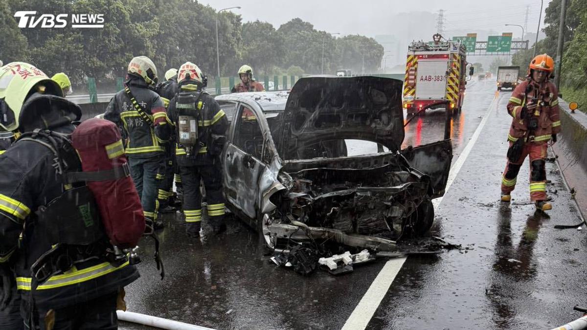 快訊/國道3號北上13K火燒車 下雨轎車打滑追撞起火釀一傷