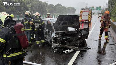 快訊/國道3號北上13K火燒車 下雨轎車打滑追撞起火釀一傷