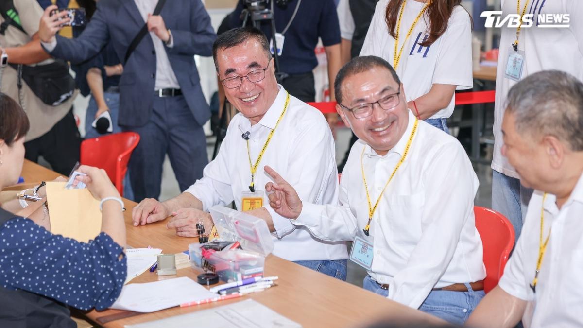 侯友宜來了!陪李四川登記喊交棒 被問接競總主委這句藏玄機