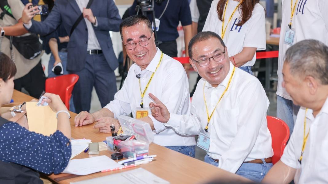 新北市長侯友宜親自陪同國民黨新北市長參選人李四川到新北市選委會登記參選。(圖/李四川競辦提供)