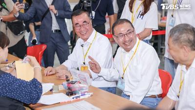 侯友宜來了!陪李四川登記喊交棒 被問接競總主委這句藏玄機