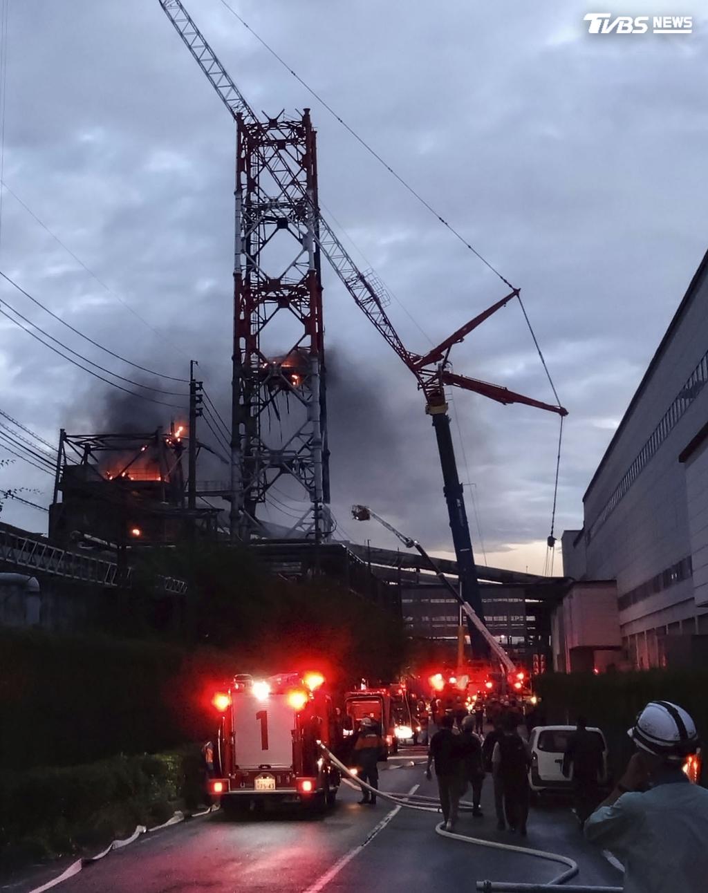日本熊本縣八代市「日本製紙」工廠煙囪3日突然起火　（圖／達志影像美聯社）