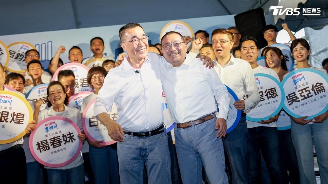 新北市長侯友宜今(4)日親自陪同國民黨新北市長參選人李四川到新北市選委會登記參選。(圖/李四川競辦提供)