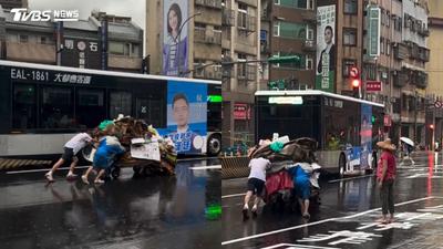 萬華國中生大雨「幫推回收車」!4人分工溫暖全網 校方回應曝光