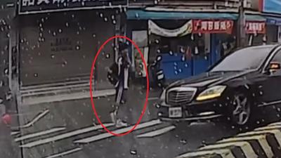彰化學生站斑馬線等到傻眼 5車連續開過「沒1駕駛禮讓」
