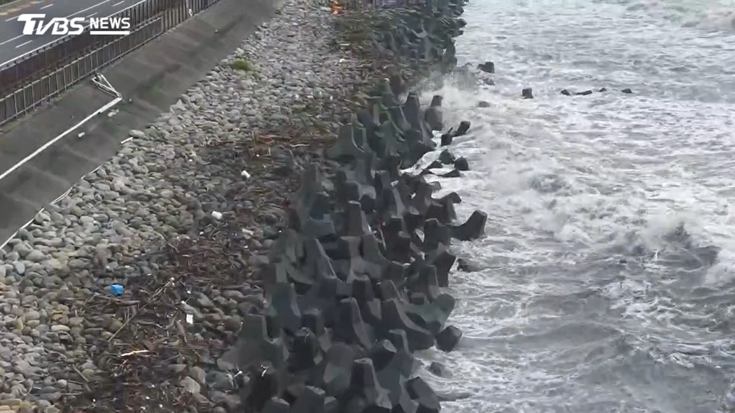 台南知名景點黃金海岸則因連日大雨與大浪侵襲,出現海量漂流木及海洋垃圾(圖/TVBS)