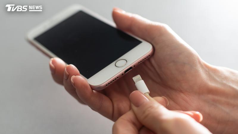 Apple官方強調,iPhone充飽電後便會自動終止供電。(示意圖/Shutterstock達志影像)