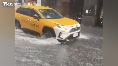 基隆清晨大雷雨!仁二路水淹腳踝 汽機車路過水花四濺