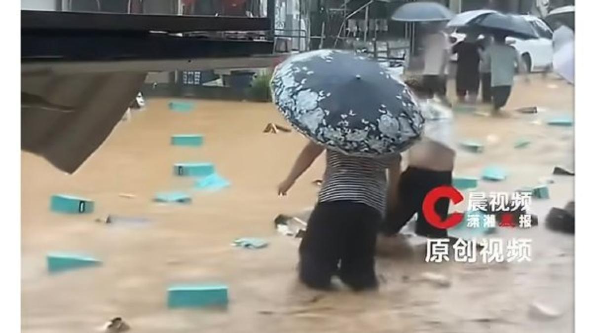 溫州鞋廠遭洪水沖破!萬雙鞋流滿街 老闆雨中直播賣鞋2萬人搶看