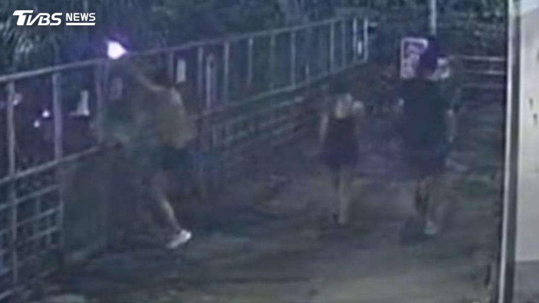 監視器拍下跑步團體翻越柵欄。(圖/TVBS)