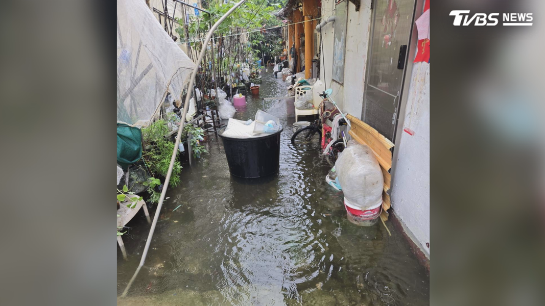 南部天氣轉放晴,沒想到屏東枋寮居然還有地方淹水,已經淹水超過一週,導致獨居的62歲媽媽每天生活不便(圖/TVBS)