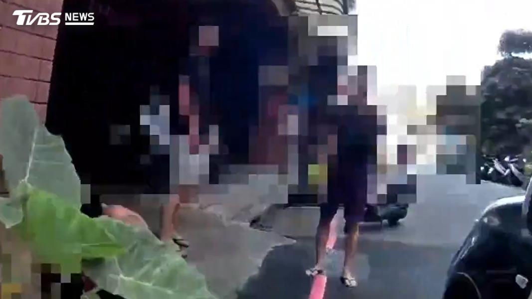 鶯歌街頭發生打架衝突,警方獲報立即到場排解。(圖/TVBS)