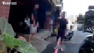 酒後口角演變街頭大打出手 男嘴角撞傷見警「秒落淚」畫面曝