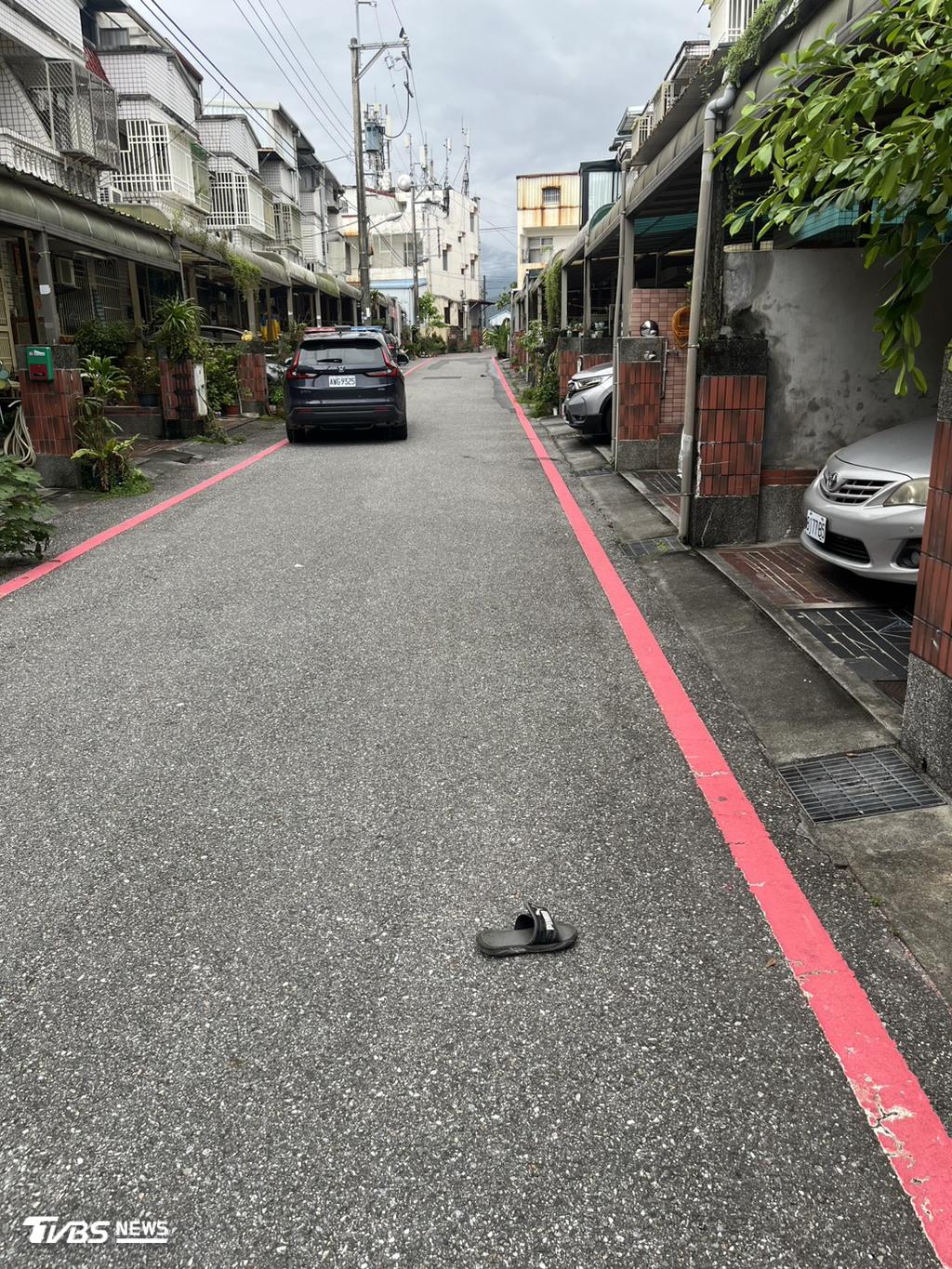 逃跑過程中,嫌犯拖鞋掉在路上。(圖/TVBS)