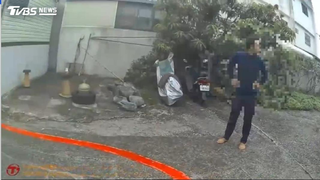 警方追到草叢找到人時,這名藍衣男子還一度企圖逃跑。(圖/TVBS)