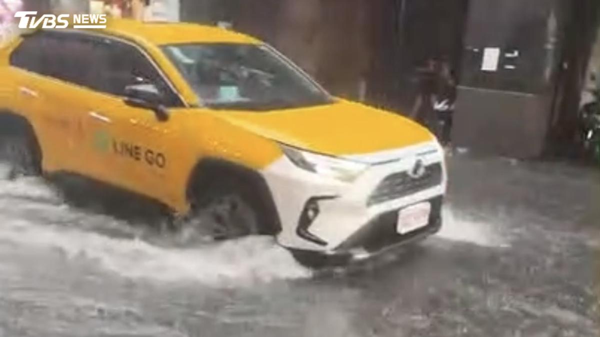 基隆清晨大雷雨!仁二路水淹腳踝 海大出現「小瀑布」