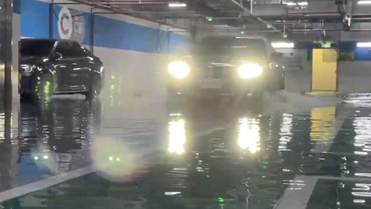 快訊/南港火車站地下停車場淹水 水上行舟畫面曝光