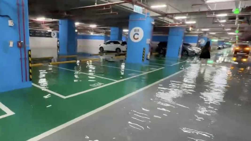 警消人員獲報到場發現是台鐵抽水馬達故障導致。(圖/翻攝畫面)