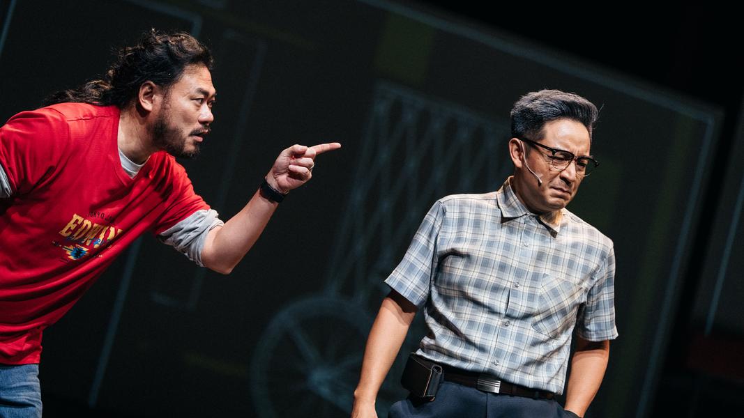 岑永康(右)、壯壯分別飾演熟齡男伴與廢物老公。(圖/金星文創提供)