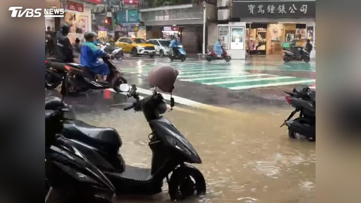 豪雨狂炸!基隆廟口夜市汪洋一片 攤施急撤食材、機車泡水
