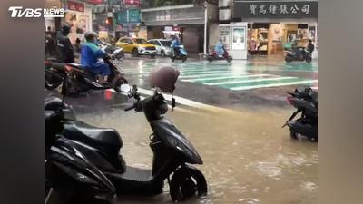 豪雨狂炸!基隆廟口夜市汪洋一片 攤商急撤食材、機車泡水