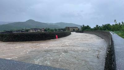 豪雨狂炸金山、萬里「溪水暴漲」 新北8校停課師生急撤離
