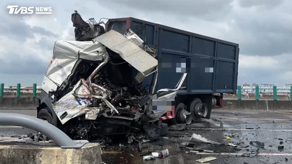 快訊/台78線曳引車爆胎失控!撞飛對向火燒車 男駕駛70%燒燙傷