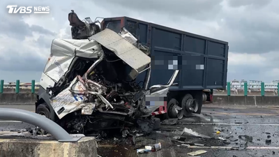 台78線曳引車爆胎失控!撞飛對向火燒車 男駕駛70%燒燙傷