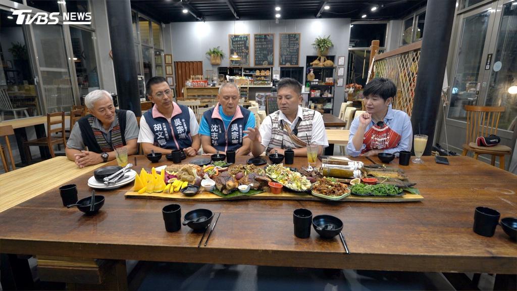 溪蝦、放山雞、香魚、竹筒飯…,整桌是包含陸海空的獵人料理。(圖/柯勝雄攝)