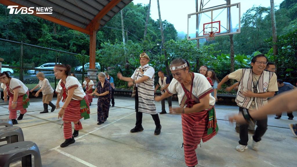 吳宗憲前進宜蘭大同鄉部落,穿起傳統泰雅族服和族人跳舞同樂。他說跳舞真的好難,因為手腳不協調,覺得唱《屋頂》還稍微簡單一些。(圖/柯勝雄攝)