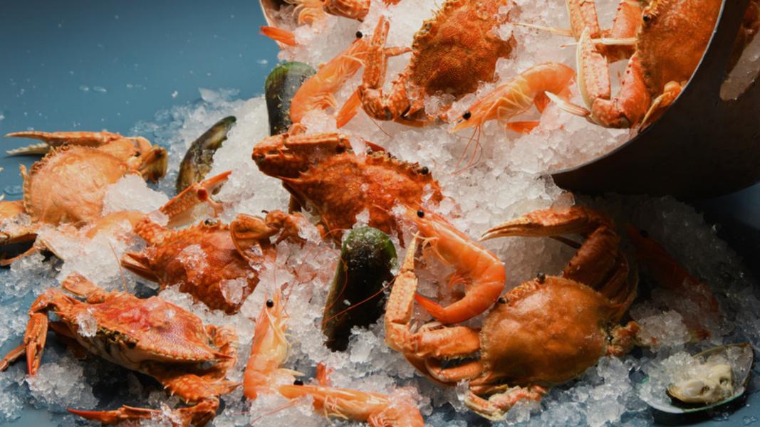 海鮮塔堆滿螃蟹、白蝦、淡菜與新鮮生蠔。(圖/翻攝自漢來美食官網)