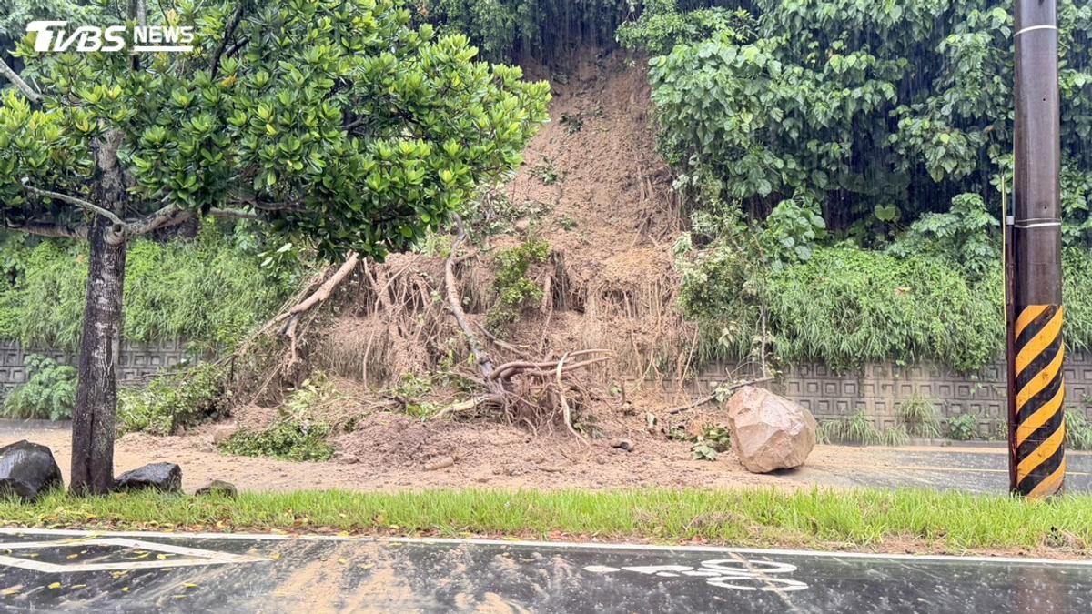 大雨釀災!關渡貨櫃市集旁土石滑落 巨石擋路畫面曝